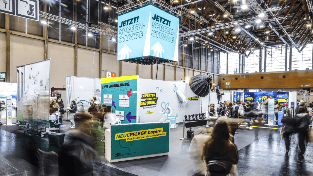 Jugendaffiner Messestand oder schon Event? Mit Simulationengeben wir Einblick in den Pflegeberuf.