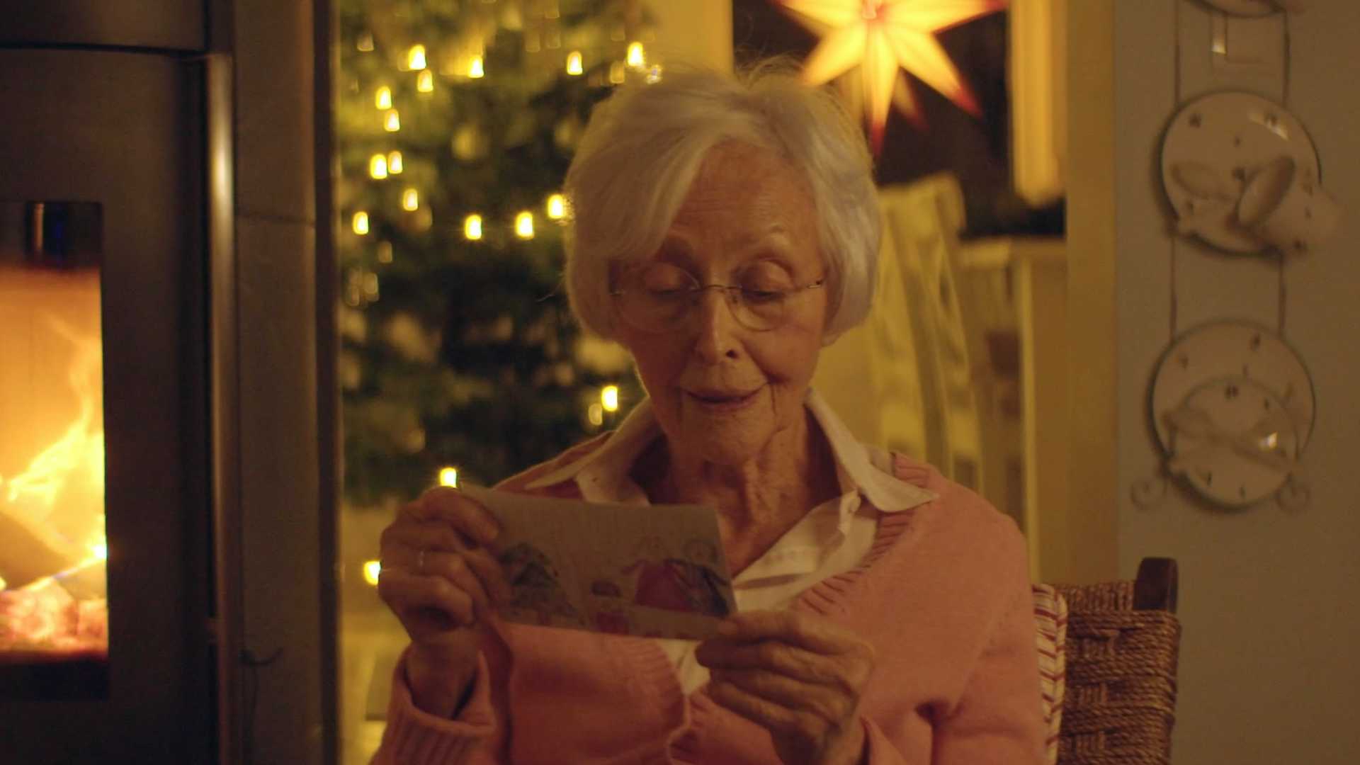 Krisenkommunikation in Zeiten von Corona. Eine ältere Dame freut sich über einen Brief der Enkel.