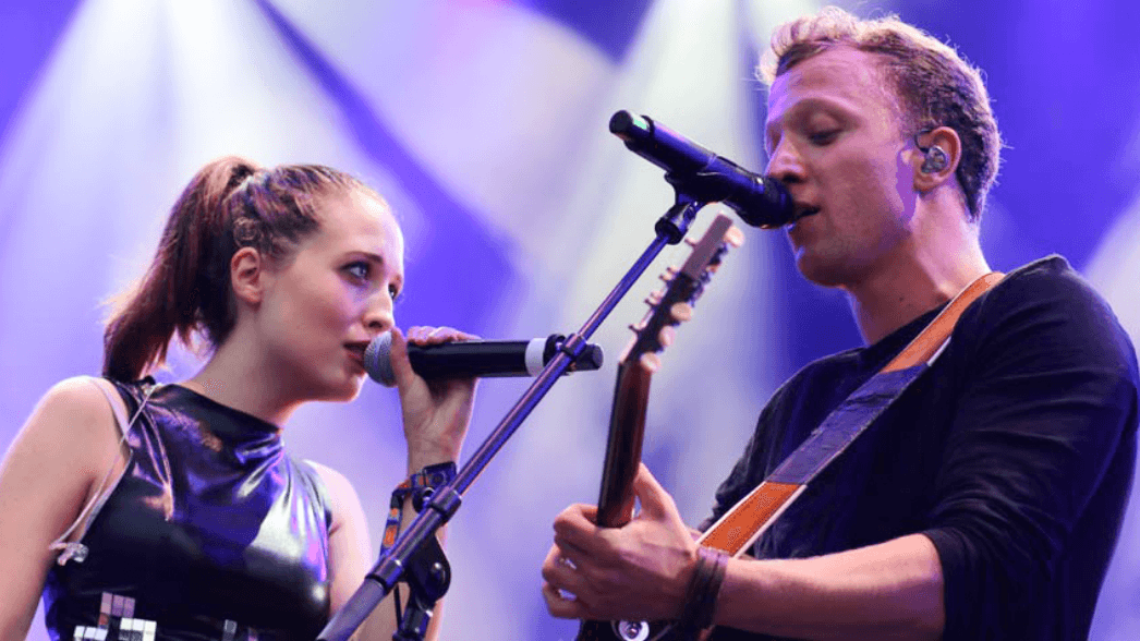 Alice Merton und Joris singen auf der Bühne beim ANTENNE BAYERN Sommerfest in Rosenheim. 