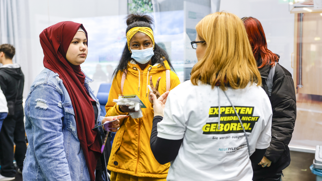 Messestand für Jugendliche | brandarena Jugendaffiner Messestand oder schon Event? Mit Simulationengeben wir Einblick in den Pflegeberuf.