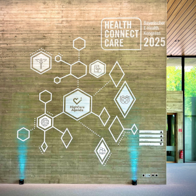 Bühne, Foyer und Screens übersetzen eHealth in ein Gesamtbild.