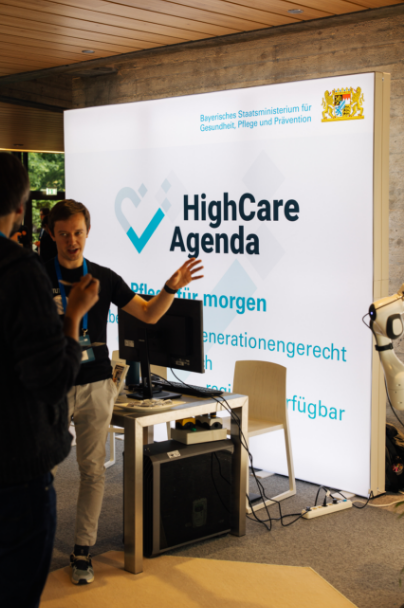 Bühne, Foyer und Screens übersetzen eHealth in ein Gesamtbild.