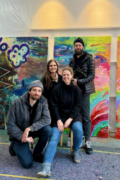 ÖGD-Testimonials vor drei Action-Painting-Leinwänden im Atelier: Team aus Gesundheitsämtern nach dem Teambuilding-Workshop
